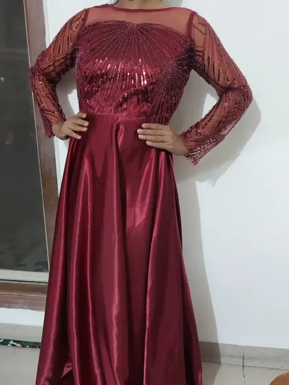 This burgundy star party wear gown is made from premium fabric for a luxurious feel. It comes with a detachable can-can skirt to create a ball gown look.