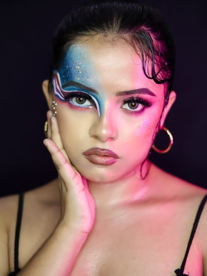 A full-face view of the graphic liner look, with wet-look hair and a dewy finish.