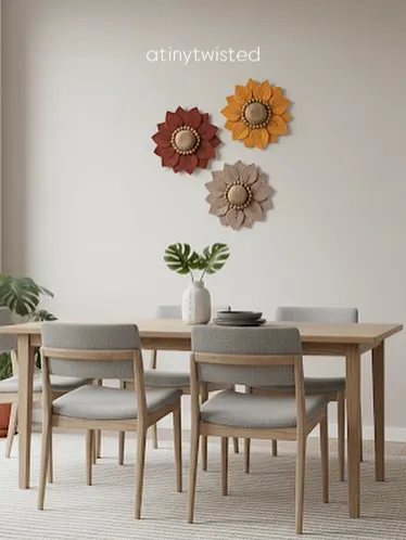 Perfect for a dining corner, this trio of macramé flowers adds a touch of color and handmade soul to the wall. They fit every space and every mood.