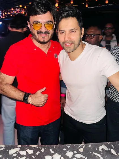 It's always a pleasure when the stars align. Here I am with the super talented Varun Dhawan, who dropped by for my Chitrahaar Night at Radio Bar. The energy was just awesome!