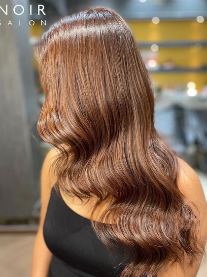 This angle shows the beautiful flow of the waves and the richness of the color, a perfect example of my work with brunette shades.
