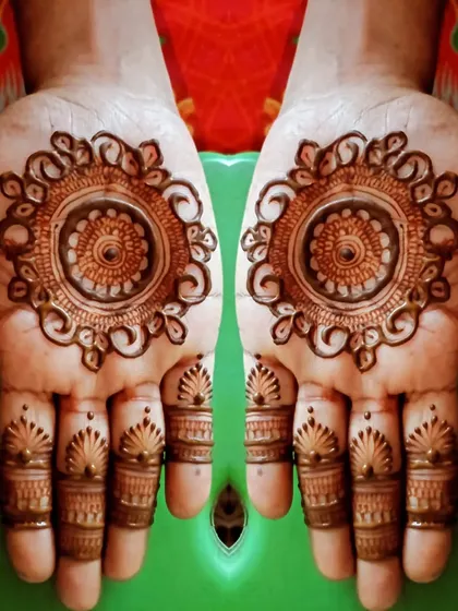 A simple and classic mandala design. The central circle is surrounded by delicate petals, and the fingers have simple, matching tips.