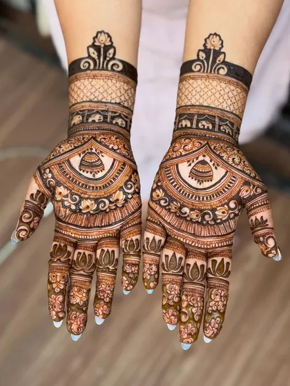 A beautiful design featuring hanging bells (jhumkis) in the center of the palm, perfect for any celebration.