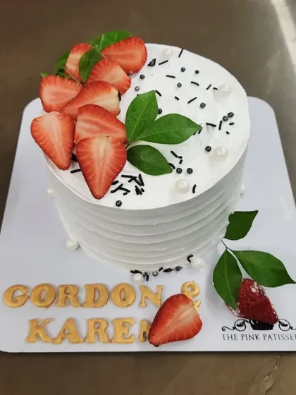 A simple and fresh strawberry cream cake, perfect for any celebration.