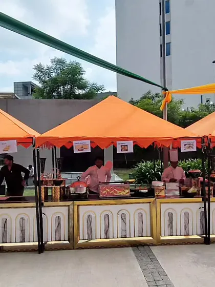 Our vibrant food stalls are perfect for outdoor festivals and corporate fun days. Here, our chefs are ready to serve a variety of delicious options under colorful canopies, adding a lively and casual feel to the event.