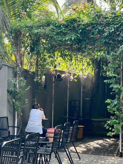 For the Naturals NOW cafe in Juhu, I created a shaded seating area using a simple trellis covered in flowering creepers. This approach maximizes the small space, providing a cool and inviting green canopy for customers.