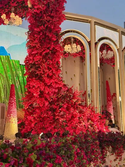 A detail of the stage side, where a cascade of red flowers flows down a mirrored arch. This is how we couple great design with a bold use of color.
