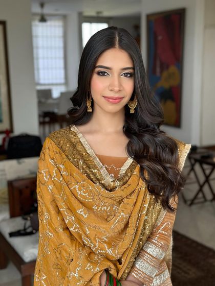 A minimal and natural look for a simple, elegant occasion. The focus is on clean skin and softly defined eyes, paired with beautiful open waves.