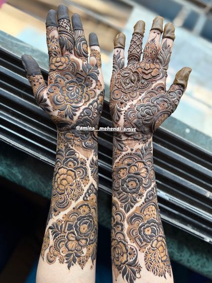 The back of the hands is just as important as the front. Here, you can see how the intricate floral design continues, ensuring a beautiful look from every angle.