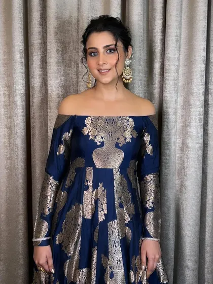 The complete look. The elegant blue and gold dress is paired with a simple yet sophisticated makeup and hair look.