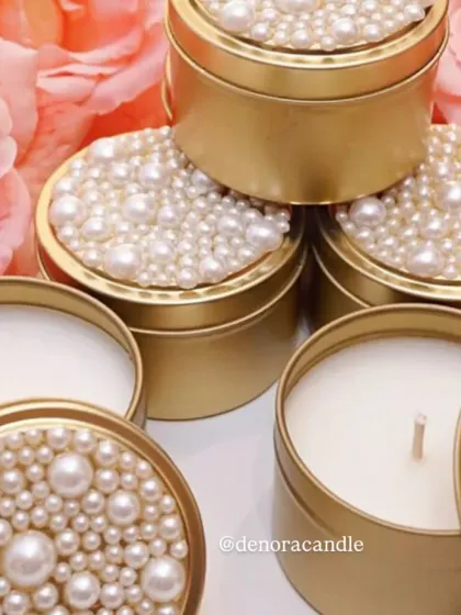 These golden tin jar candles with pearl-decorated lids are a touch of luxury. They are perfect for wedding favors, hampers, or as an elegant addition to your decor.