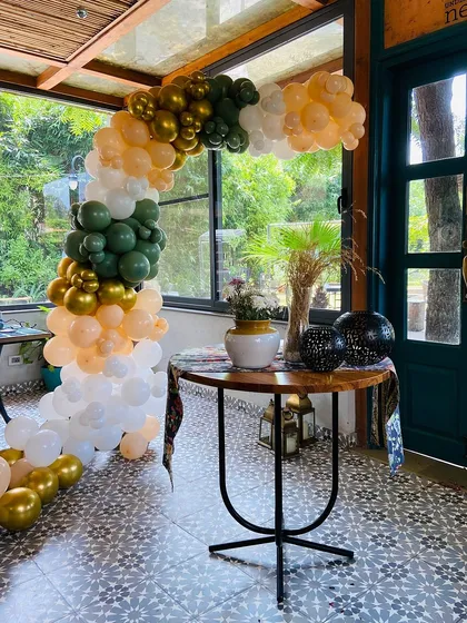 For national holidays like Independence Day, I create patriotic-themed decorations. This balloon arch uses a saffron, white, green, and chrome gold color scheme, making it ideal for office, retail, or restaurant celebrations.