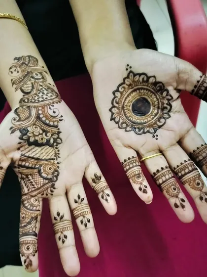 Another fun, mismatched design. This is a great option for friends who want to get similar but not identical mehendi.