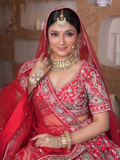 A complete bridal look featuring a heavy, gold-plated Kundan necklace, haath phool, and maang tikka, all available for rent.