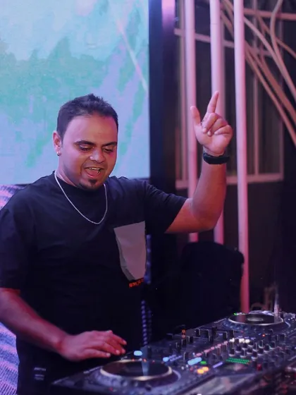 A moment of pure energy, with my hand in the air, connecting with the music.