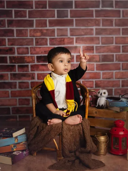 Wingardium Leviosa! For the families that love a bit of fantasy, I create magical themed shoots like this Harry Potter sitter session. It's a fun way to celebrate your baby's personality as they learn to sit up and explore the world.