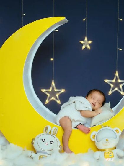 This wide shot shows the complete dreamy atmosphere of the 'Blue Moon' theme. The dark blue background makes the yellow moon and stars pop, creating a beautiful celestial portrait.