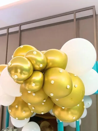 To celebrate a 500k milestone, we designed a surprise "Breakfast at Tiffany's" themed party, using the iconic Tiffany blue, white florals, pearls, and a custom dessert cart.