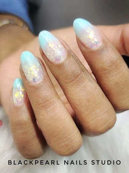 A gorgeous set featuring inbuilt glitter in a light sky blue shade. This technique creates a stunning, multi-dimensional sparkle that is sealed into the nail for a smooth finish.