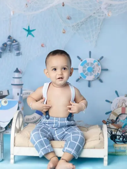 A playful pose, pulling on his suspenders. These little details make for such charming and memorable photos.