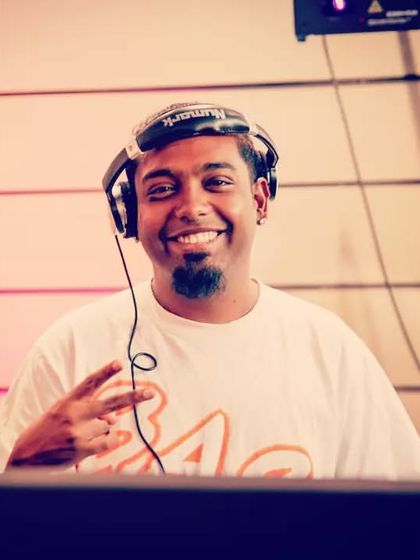 A throwback shot, but the vibe is the same. Always smiling, always about the music. The grind includes loving what you do, even during practice.