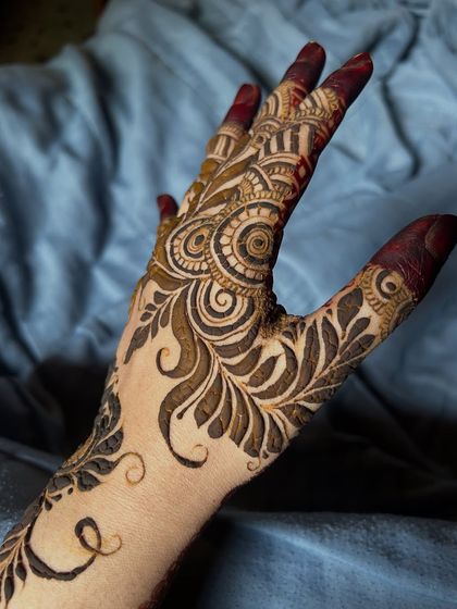 A full view of a beautiful Arabic design, showing how the patterns on the fingers and hand connect.