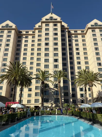 A look at the stunning poolside venue for a Sangeet in San Jose, California. Flying from London to Cali for a wedding is what we do, bringing the UK sound and energy to a global stage.