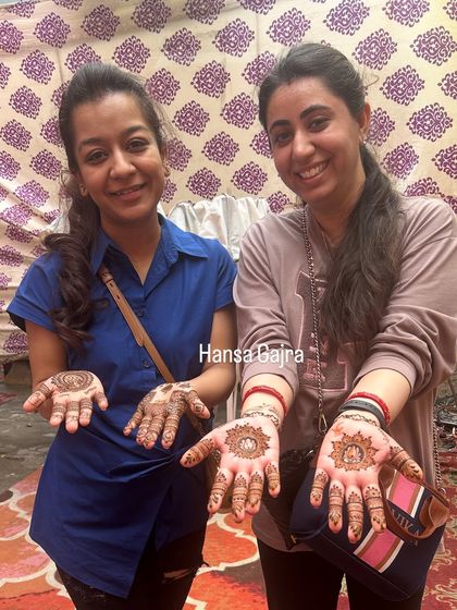 Simple and sweet mandala designs for guests. This is a perfect option for larger gatherings, ensuring everyone gets a touch of henna art without a long wait.
