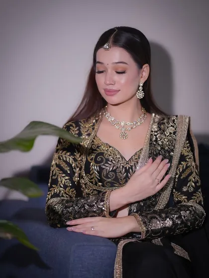 Another angle of the elegant black and gold look, perfect for a modern bride who wants to feel light and graceful.