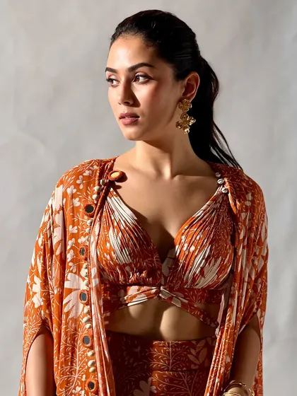 A close-up of the stunning Mira Kapoor in this printed Arpita Mehta co-ord set. The shell detailing and knotted top give it a perfect boho-luxe vibe.
