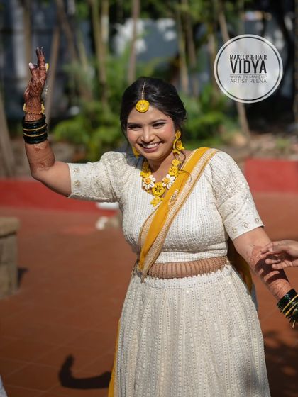 A happy haldi look for our bride Priya. My artist Vidya created a fun and fresh look with a white and yellow lehenga and floral jewellery.
