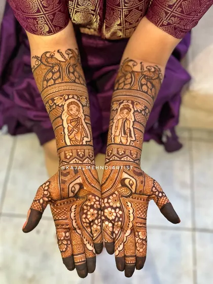 A full view of the Maharashtrian bridal henna with portraits.