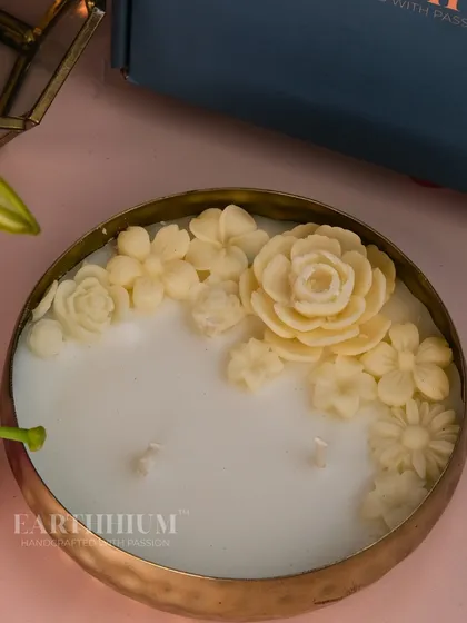 An elegant all-white floral urli candle. The monochromatic design is sophisticated and fits beautifully into any decor.