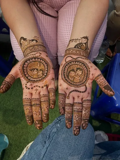 Another angle of the charming cartoon-style couple portraits. This design is perfect for couples looking for something unique and playful for their wedding henna.
