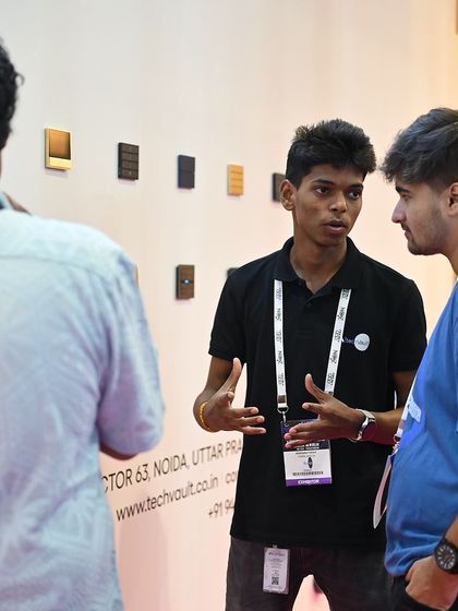 Our team is passionate about explaining how smart technology can be integrated into any home. Here's another great interaction from the expo.