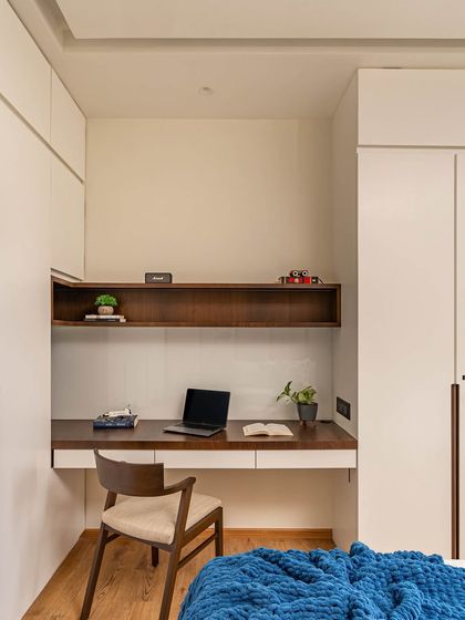 We designed this study area within the kids' room to foster focus. Wooden shelves and a sleek tabletop bring character, while the clutter-free layout ensures a calm space for learning.