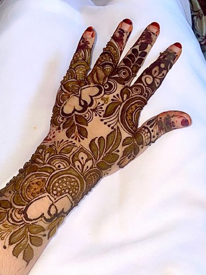 A close-up of the Doha design, showing the intricate details and heart motifs.