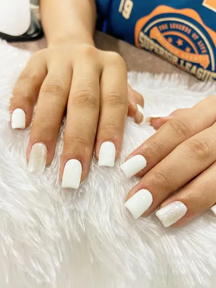 A crisp and clean white nail extension set. The solid white is accented with a subtle shimmer on the ring finger for a classic and elegant look.
