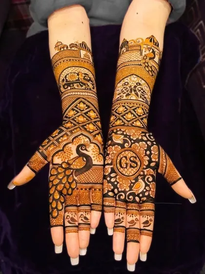 This design features peacocks on the palms, with the couple's initials 'GS' elegantly placed in a floral mandala.