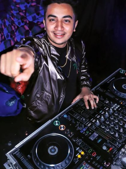 The MC & The Crowd photo 3