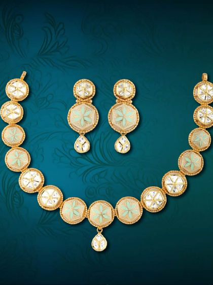 A touch of brilliance for your special moments. This modern necklace set features light green enamel and diamond-like stones, offering a fresh and sophisticated look.