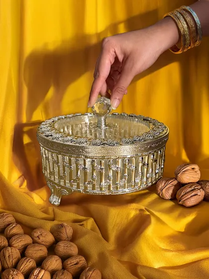 Gifting is about more than what is inside. This silver dry-fruit box, with its intricate design and crystal knob, adds charm and thoughtfulness to every festive exchange.