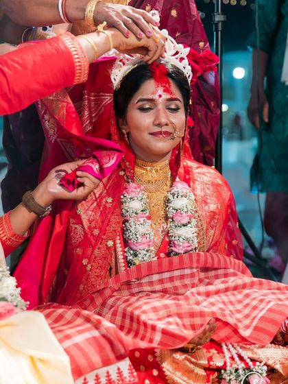 The Sindoor Daan, a deeply significant moment in a Bengali wedding. We capture the emotion and tradition as the bride officially becomes a wife.