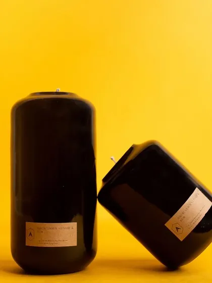 Our Volumetric Curve candles in a bold, black glass. This dramatic color makes a sophisticated statement, perfect for modern and minimalist interiors, while filling the room with a luxurious scent.
