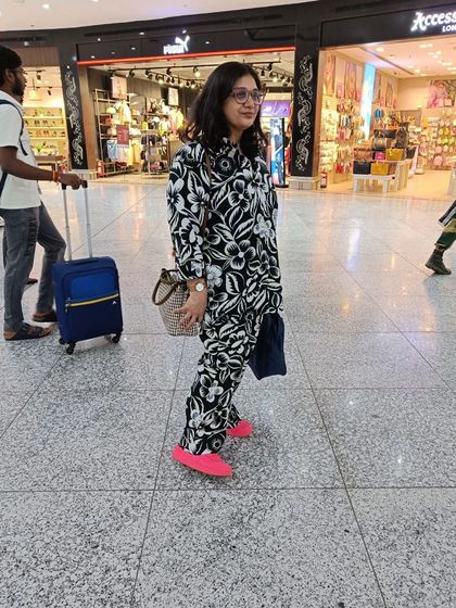 Your perfect travel companion: the co-ord. This client looks comfy, airy, and so stylish for her travels. Whatever size you want, I can make it.