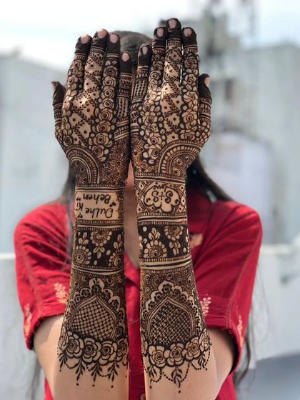 A lovely design for the 'Dulhe ki Behen' (groom's sister) with the couple's initials and wedding date.