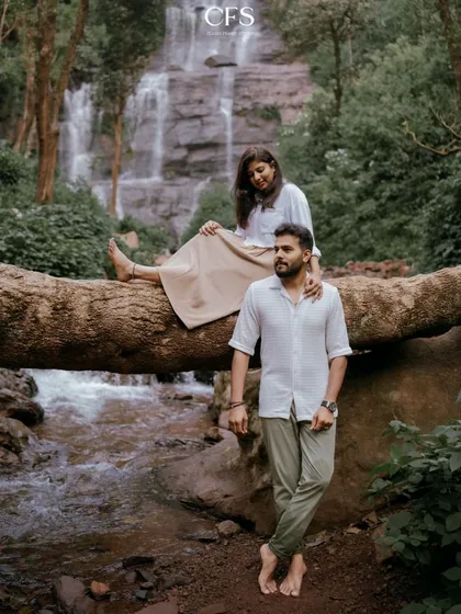For the adventurous couple, a shoot by a majestic waterfall offers a breathtaking setting. I focus on capturing the scale of nature while keeping the couple's connection at the heart of the frame, resulting in an epic and romantic portrait.
