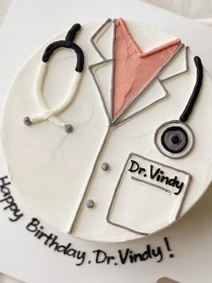 Here’s a special cake I made to celebrate a new doctor. This design features a hand-piped doctor's coat and stethoscope, all on a personal-sized bento cake. It's a unique way to honor a huge academic or professional achievement.