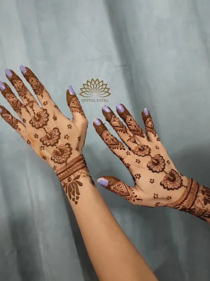 A delicate and spaced out floral booti design. This minimalist style is great for guests or for those who prefer a lighter, more modern look for festivals.