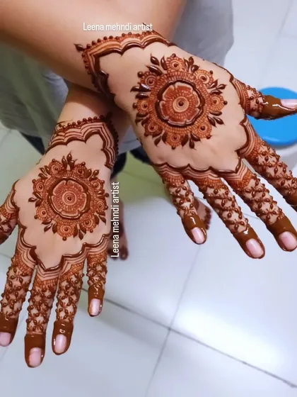A beautiful mandala design with a scalloped border. The fingers are adorned with a delicate net pattern, creating a very elegant and complete look.